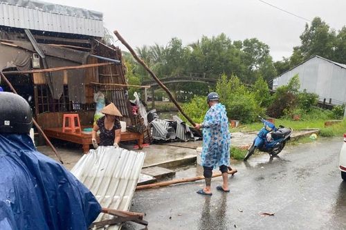 Khẩn trương hỗ trợ người dân khắc phục hậu quả sau trận lốc xoáy