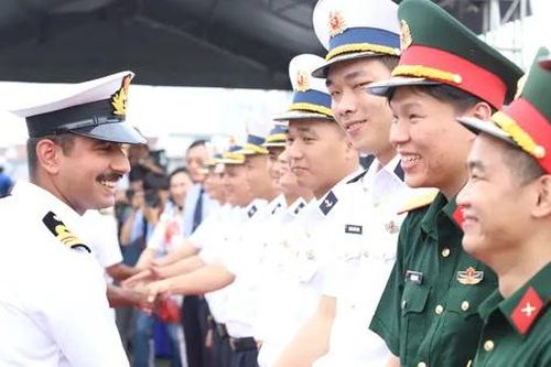 Tàu Hải quân INS Darshak thăm TPHCM