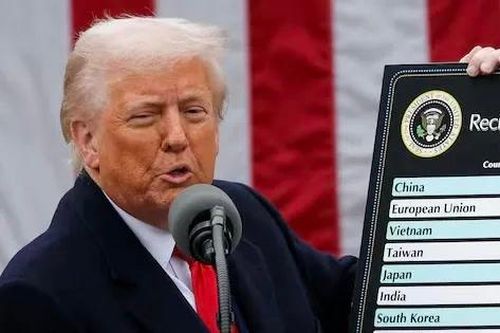 Ông Trump vừa được 'giải cứu'