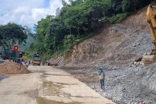 Đường bê tông 80 tỷ đồng ở Hòa Bình chưa làm xong đã xuất hiện nhiều vết nứt