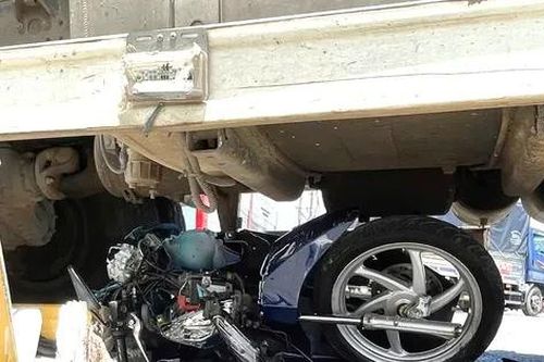 Đi giao bánh ú cho khách, cô gái trẻ bị xe bồn cuốn vào gầm tử vong