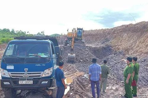 Quảng Bình: Bắt quả tang khai thác, vận chuyển đất trái phép quy mô lớn