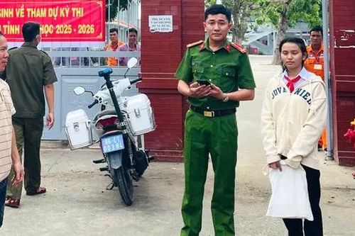 Công an xã dùng xe công vụ đưa thí sinh đi nhầm hơn 60 km về điểm thi