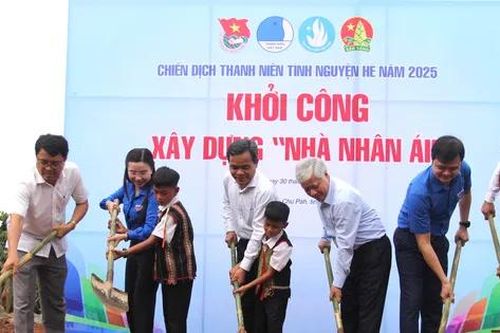 Khánh thành công trình bóng chuyền, sửa nhà rông, nhà văn hóa cộng đồng ở Gia Lai