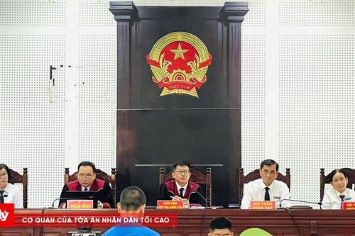 Mang dao đi chém người để trả thù cho anh trai