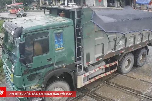 Xử phạt tài xế xe tải cố vượt gác chắn đường sắt