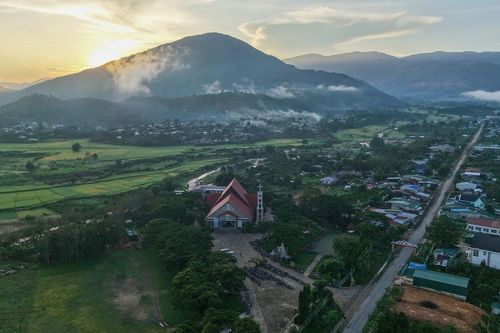 Giáo dân 'gùi đá' dựng nhà thờ giữa đại ngàn Tây Nguyên