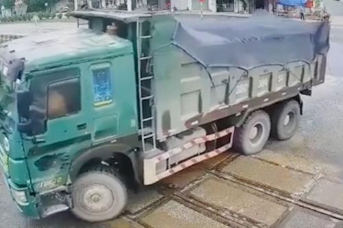 Tài xế xe ben cố tình vượt đường sắt, đâm hỏng gác chắn khi tàu đang đến