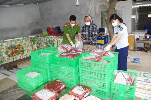 Phát hiện hơn 1,2 tấn nội tạng động vật bốc mùi hôi thối