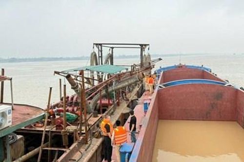 Bắt 2 phương tiện khai thác cát trái phép trên sông Hồng