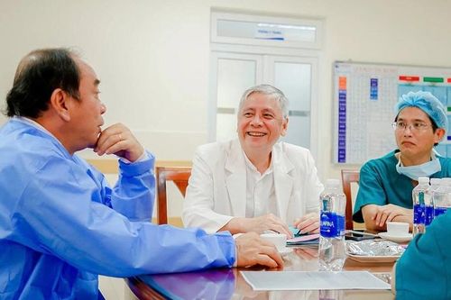 Chuyến hành trình gian nan và hy vọng của ca phẫu thuật tim bào thai