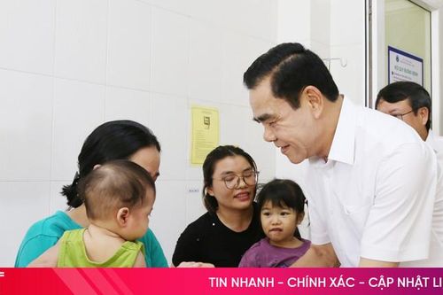 Chủ tịch UBND tỉnh tặng quà cho các bệnh nhi tại BVĐK tỉnh Hà Tĩnh