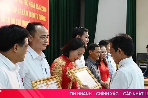 Thành ủy Hà Tĩnh khen thưởng tập thể, cá nhân điển hình học và làm theo Bác