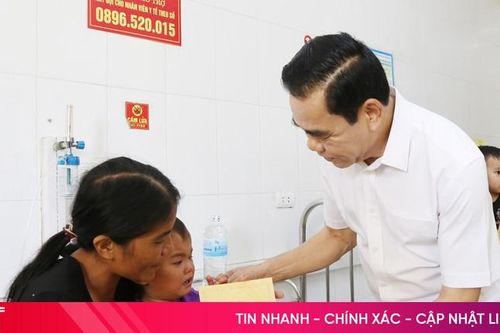 Lãnh đạo tỉnh tặng quà cho các bệnh nhi