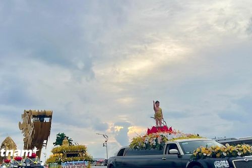 Hàng nghìn người dân tụng niệm 'Nam Mô A Di Đà Phật' cung rước Xá Lợi Đức Phật đến Đà Nẵng