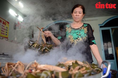 TP Hồ Chí Minh: Nhộn nhịp nghề làm bánh ú nước tro Tết Đoan Ngọ