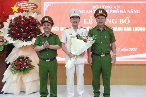 Công an Đà Nẵng công bố quyết định thăng cấp bậc hàm, nâng lương cho gần 1.200 cán bộ, chiến sĩ