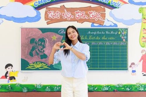 H'Hen Niê khánh thành 2 thư viện thân thiện tại Bắc Kạn