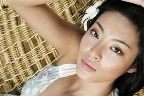 Nữ siêu mẫu nổi tiếng, nay sa cơ đi làm phục vụ nhà hàng