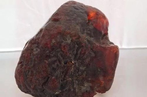 Cụ bà nhặt một viên đá ở lòng suối về chặn cửa, nhiều năm sau bỗng chốc hóa kho báu trị giá hơn 1 triệu USD