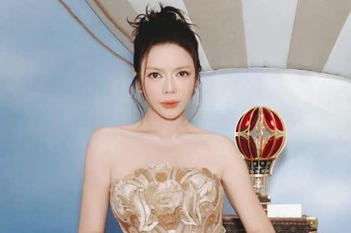 Lý Nhã Kỳ gợi cảm tại triển lãm độc đáo của Louis Vuitton
