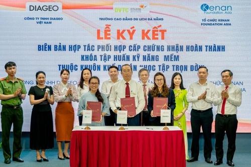 Hỗ trợ hàng trăm sinh viên ngành nhà hàng, khách sạn phát triển nghiệp vụ