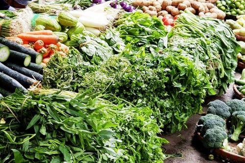 Sự thật bất ngờ phía sau hành động phun nước lên rau của người bán: Không chỉ để giữ rau tươi
