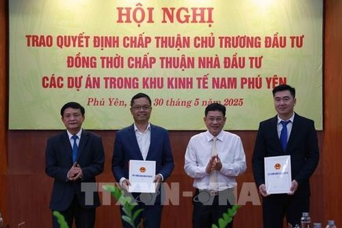 Phú Yên trao quyết định chủ trương đầu tư cho các dự án lớn