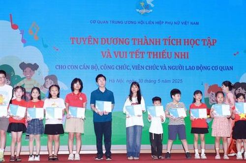Tuyên dương thành tích học tập của con cán bộ Cơ quan TƯ Hội LHPN Việt Nam