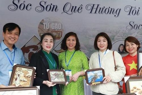 Người phụ nữ 'vẽ' tương lai từ những hạt gạo Việt