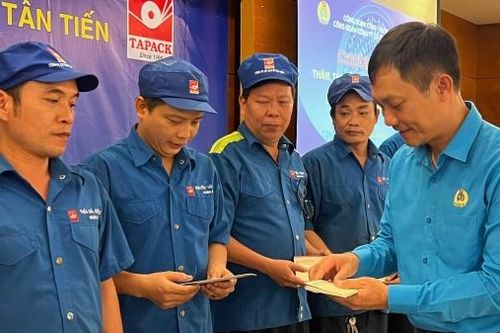 Công đoàn Công Thương Việt Nam trao quà cho người lao động tại TP. Hồ Chí Minh