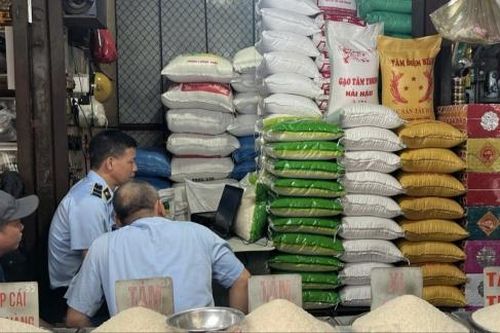 Hà Nội: Chuyển ba vụ kinh doanh gạo có dấu hiệu giả mạo nhãn hiệu ST25 đến cơ quan điều tra