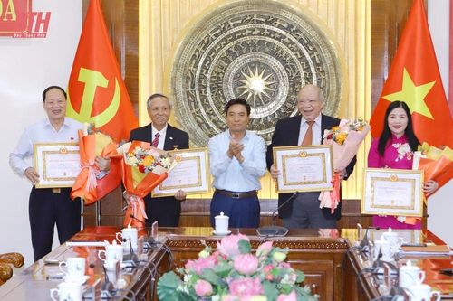 Trao huy hiệu Đảng cho các đồng chí nguyên lãnh đạo tỉnh và lãnh đạo tỉnh