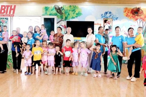 Chủ tịch Hội LHPN tỉnh tặng quà cho trẻ mồ côi ở Chùa Hồi Long