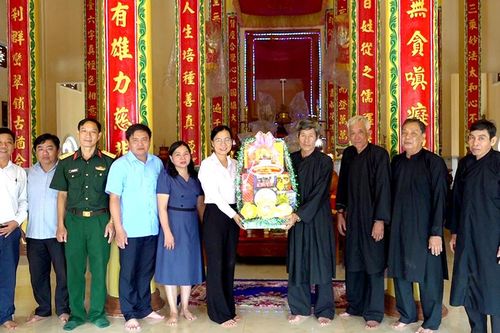 Bí thư Huyện ủy An Phú chúc mừng Đại lễ Tam hợp Phật giáo Tứ Ân Hiếu Nghĩa