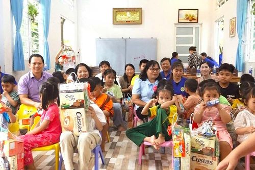 Chợ Mới thăm và tặng quà trẻ em có hoàn cảnh đặc biệt
