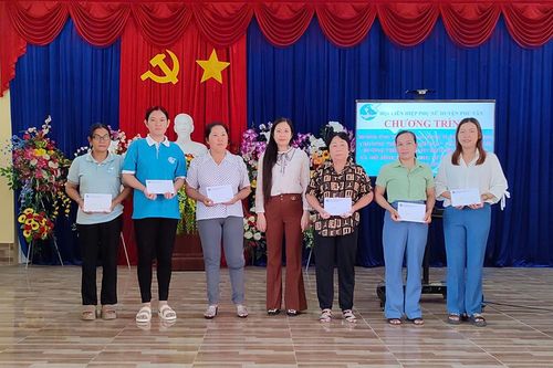 Phú Tân trao vốn hỗ trợ phụ nữ phát triển kinh tế và mô hình 'Mẹ đỡ đầu'
