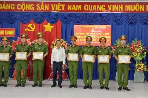 Khen thưởng tập thể, cá nhân trong điều tra, khám phá nhanh vụ án đặc biệt nghiêm trọng tại xã Phú Thuận