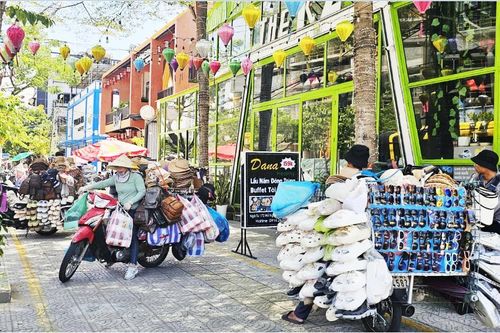 Tăng cường quản lý hoạt động bán hàng rong, xử lý tình trạng lang thang xin ăn