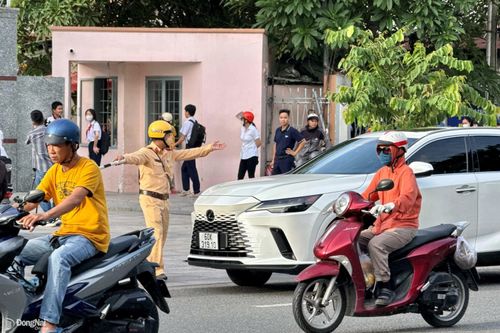 Lực lượng chức năng điều tiết dòng xe đông đúc trong ngày thi thứ hai Kỳ thi tuyển sinh lớp 10