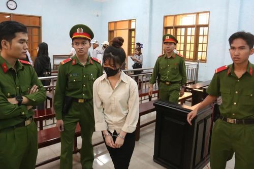 Hoãn phiên tòa xét xử nữ sinh lớp 12 vì dùng dao đâm chết học sinh lớp 11