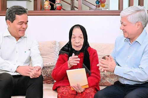 Chủ tịch Ủy ban Trung ương Mặt trận Tổ quốc Việt Nam Đỗ Văn Chiến thăm hỏi, tặng quà Mẹ Việt Nam Anh hùng Lê Thị Thọ
