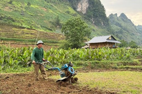 Bản Hon tích cực đưa cơ giới vào sản xuất nông nghiệp