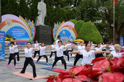 Trải nghiệm và trình diễn yoga tại thành phố Lạng Sơn