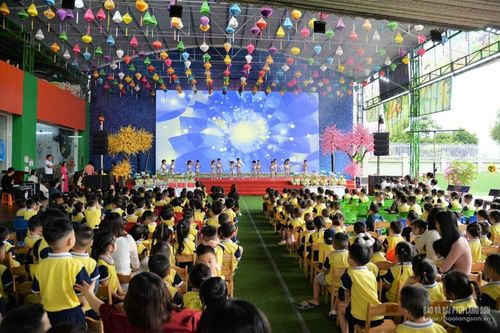Lãnh đạo thành phố Lạng Sơn thăm, tặng quà Tết Thiếu nhi tại Trường Mầm non Happy School