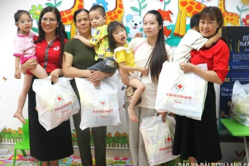 Hội Chữ thập đỏ tỉnh tặng 30 suất quà cho trẻ em tại Bệnh viện Phục hồi chức năng tỉnh