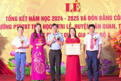 Trường Phổ thông dân tộc bán trú Tiểu học 2 Tri Lễ đón bằng công nhận trường đạt chuẩn quốc gia mức độ 1