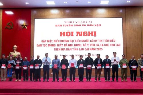 Biểu dương hơn 100 người có uy tín tiêu biểu