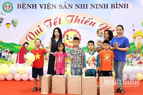 Tặng quà cho các bệnh nhi nhân Ngày Quốc tế thiếu nhi 1/6