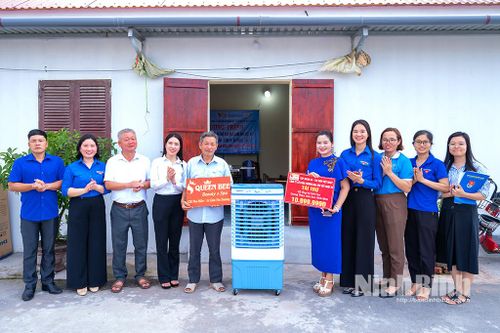 Huyện đoàn Kim Sơn trao tặng nguồn lực, chung tay xóa nhà tạm cho gia đình đặc biệt khó khăn tại xã Quang Thiện